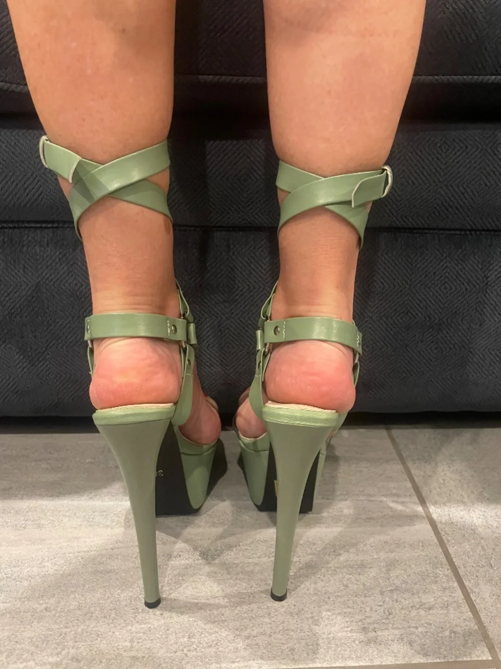 NIB NO NAME Sage Green Platform Sandals